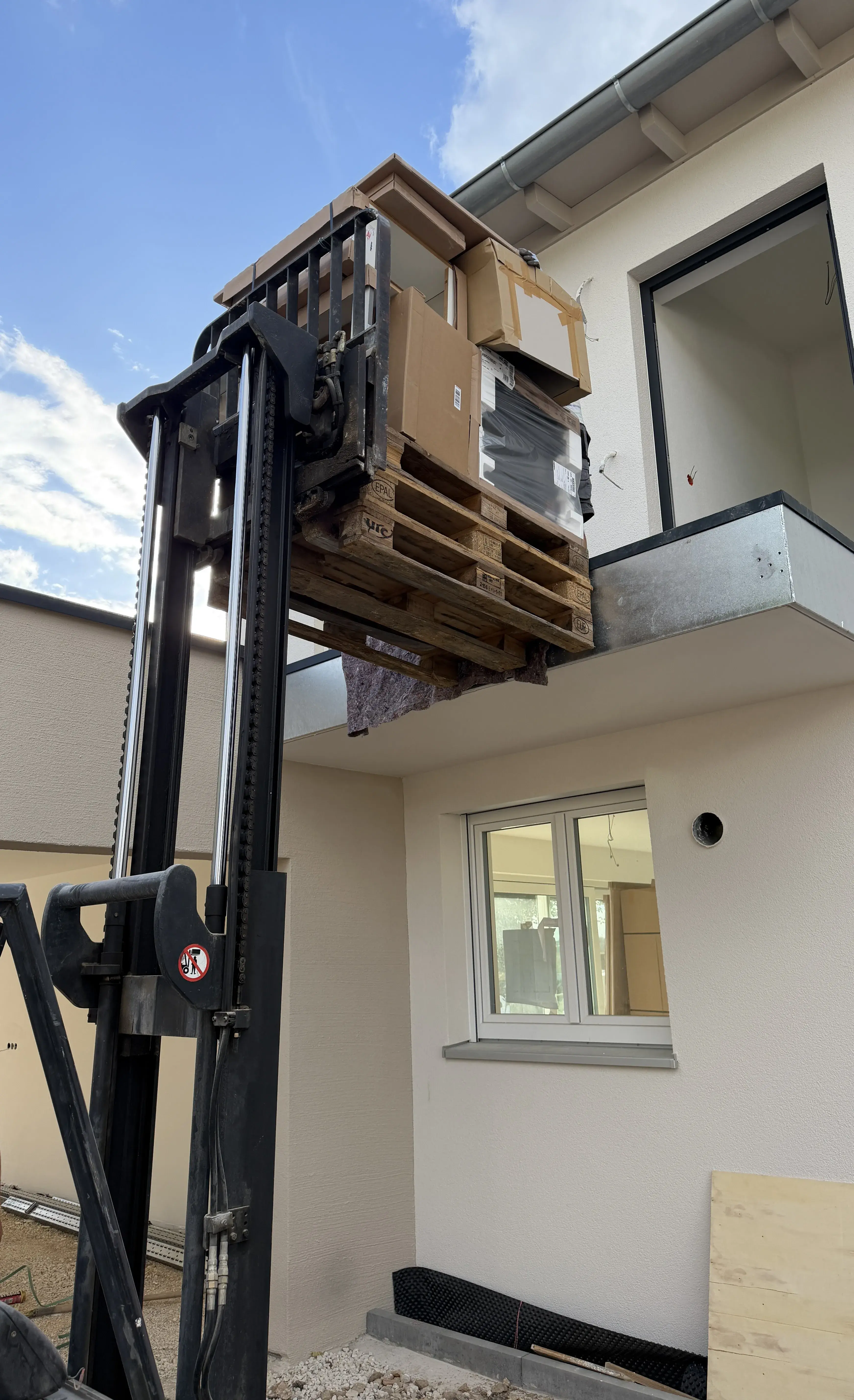 Stapler, Balkon, eingepackte Küchenmöbel, Paletten