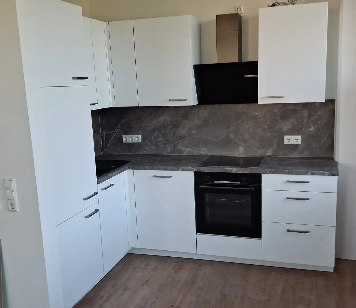 Küchenraum, weiße Küche, Marmor Dekor Arbeitsplatte, Schwarzer Backofen, Schwarze Haube