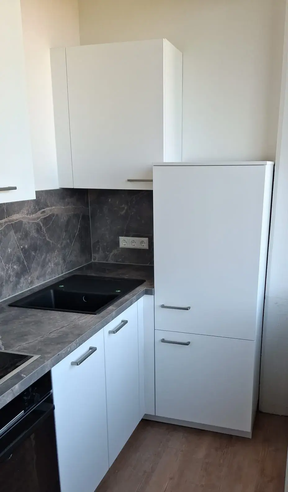Küchenraum, weiße Küche, Marmor Dekor Arbeitsplatte, Holzboden