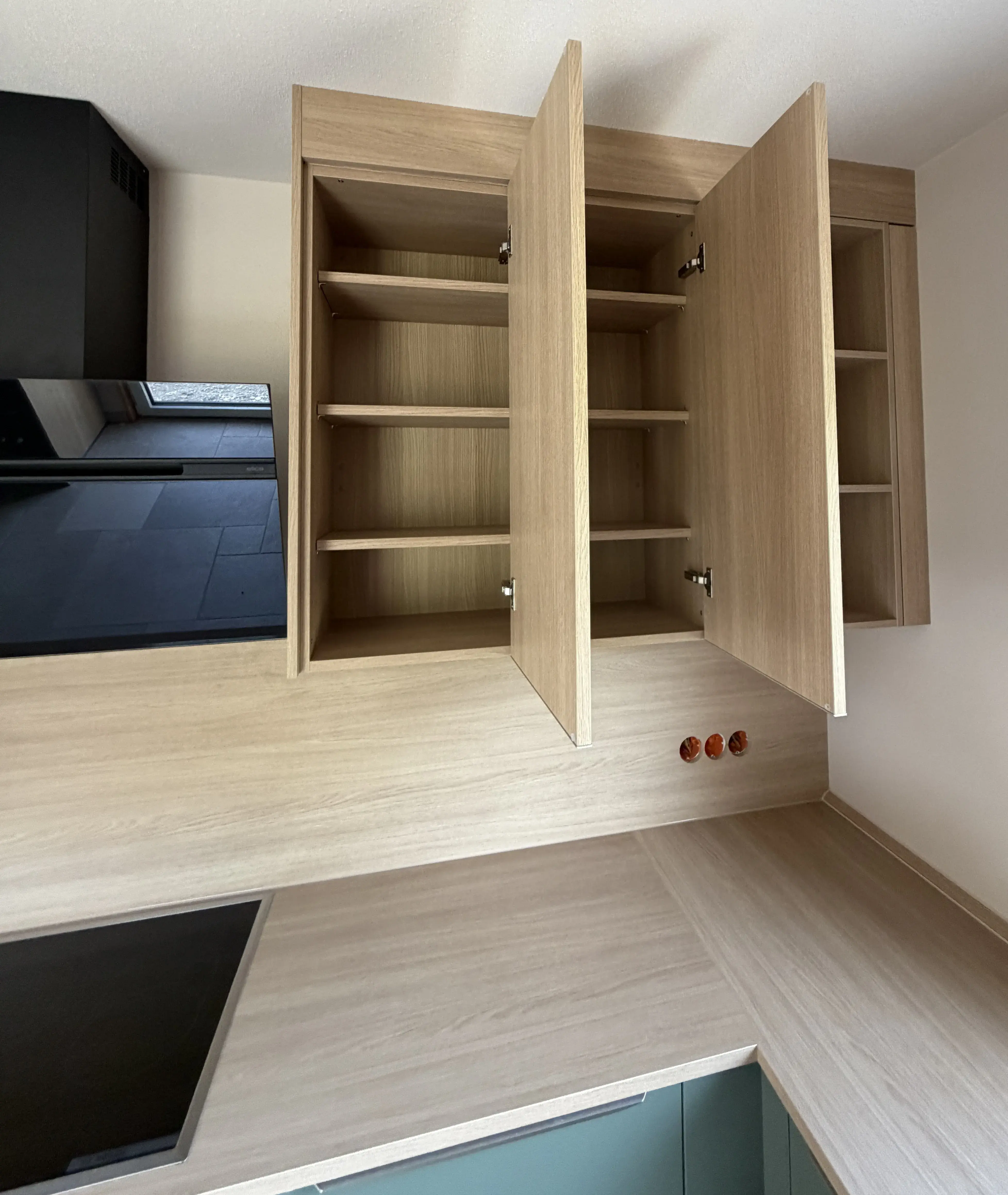 Dunstabzug, offener Hängeschrank in Holz