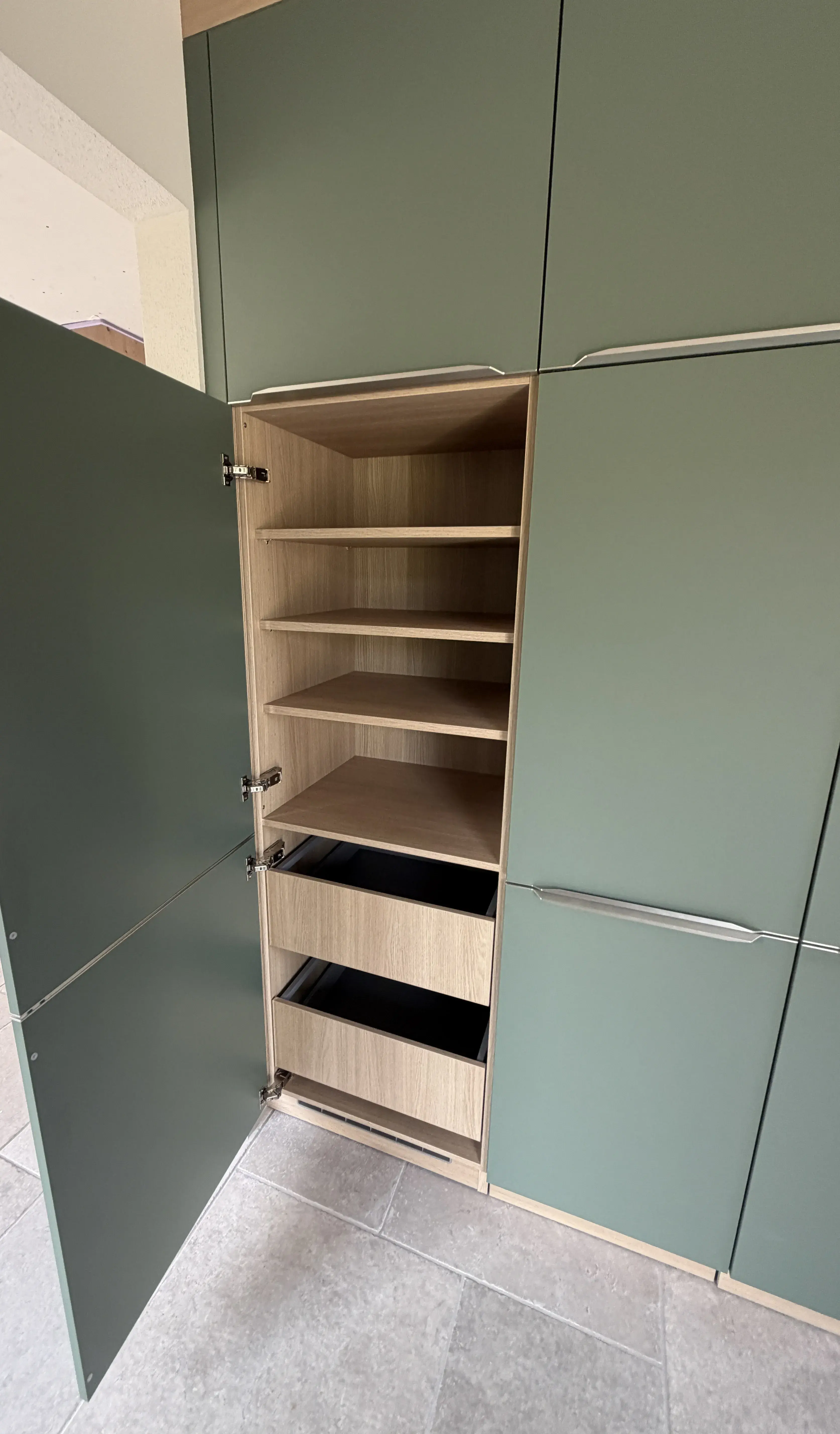 offener Küchenschrank mit innenleben