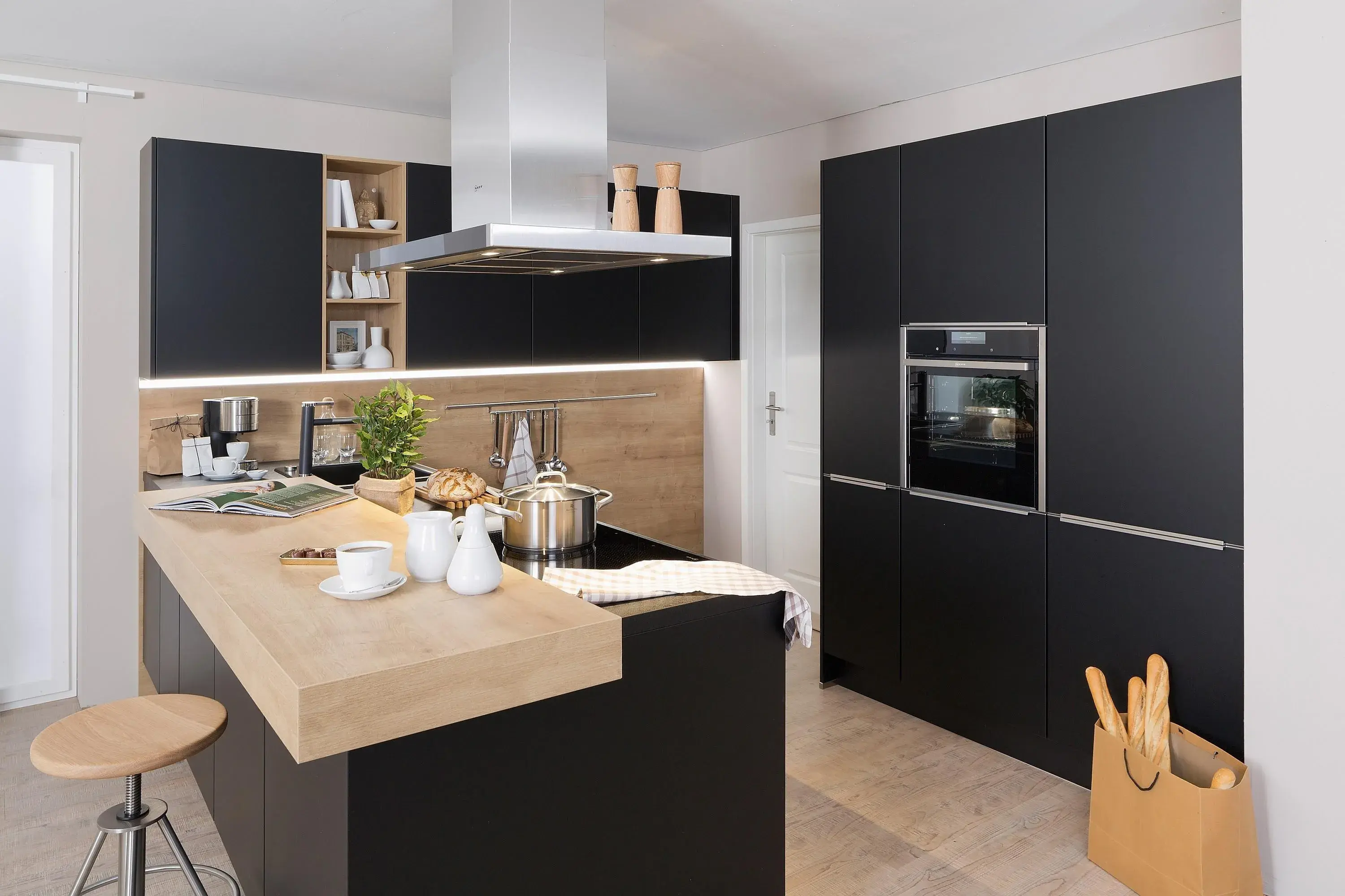 schwarze Küche Nobilia mit Holztheke und Inselhaube